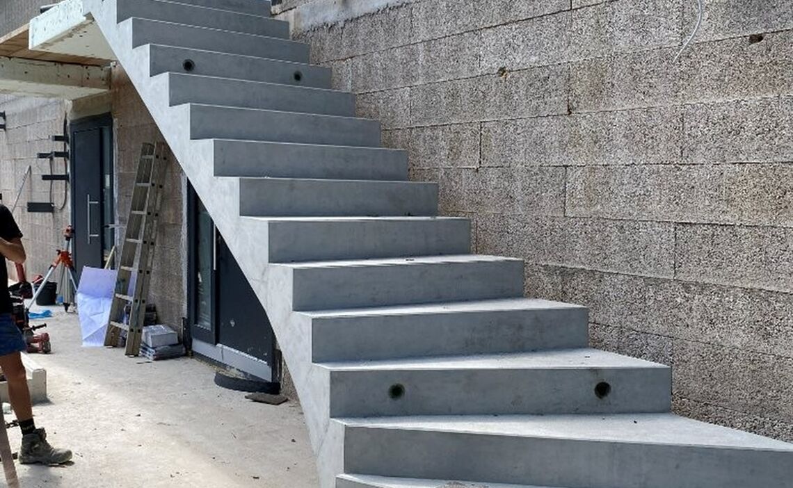 002 Montierter Betontreppe