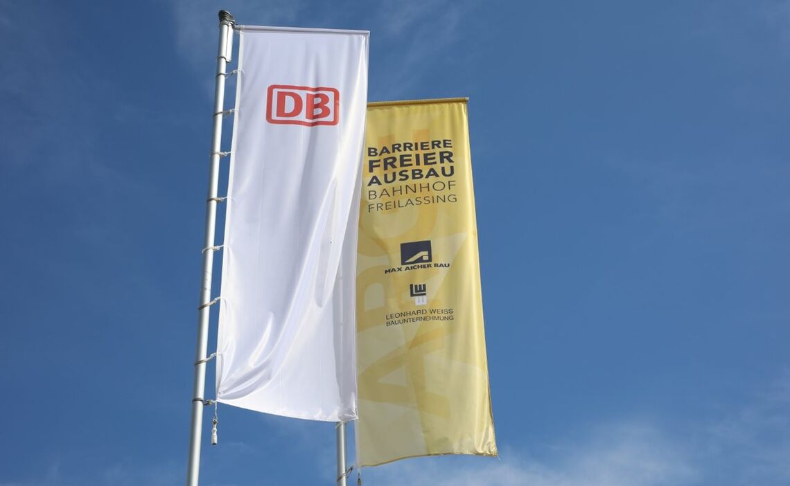 Bahnhof Freilassing Fahnen Klein