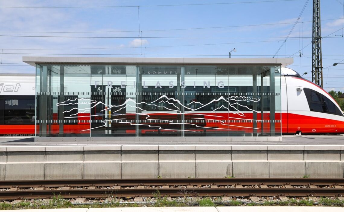Bahnhof Freilassing Wartehaeuschen Mit Zug 090a9613 Klein