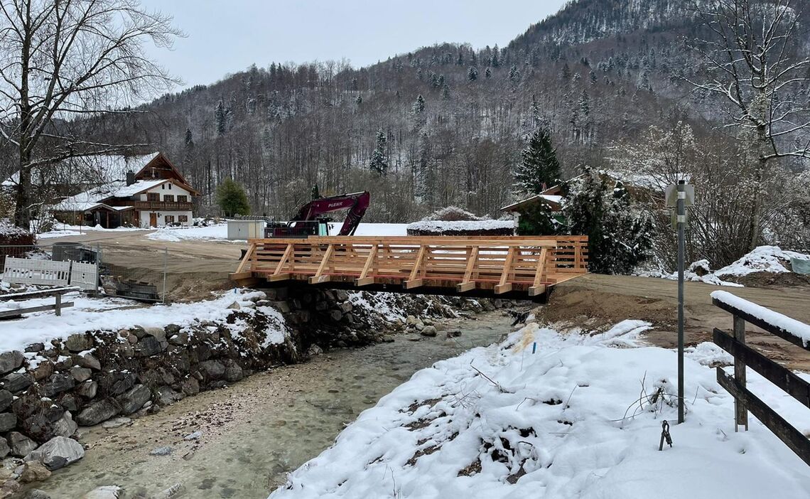 Behelfsbruecke Almbach Mit Bagger