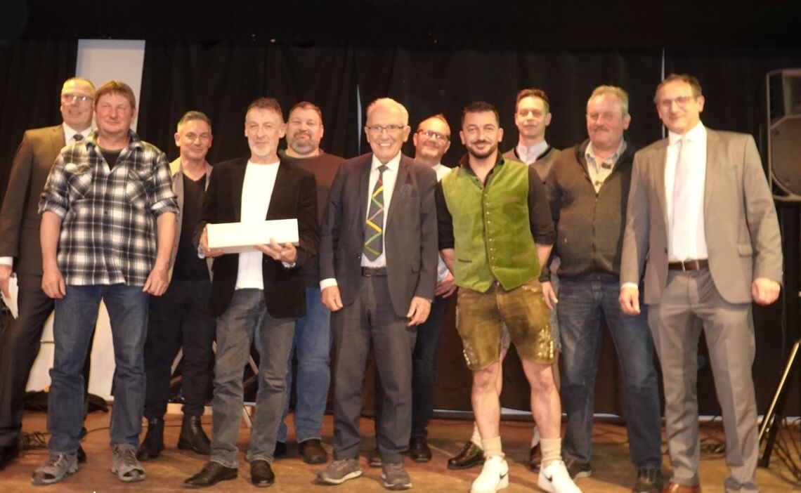 Weihnachtsfeier 2025 Gruppenbild Mit Herrn Aicher Klein