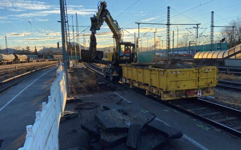 bahnhof-freilassing-03-bagger-abbruch-klein-1